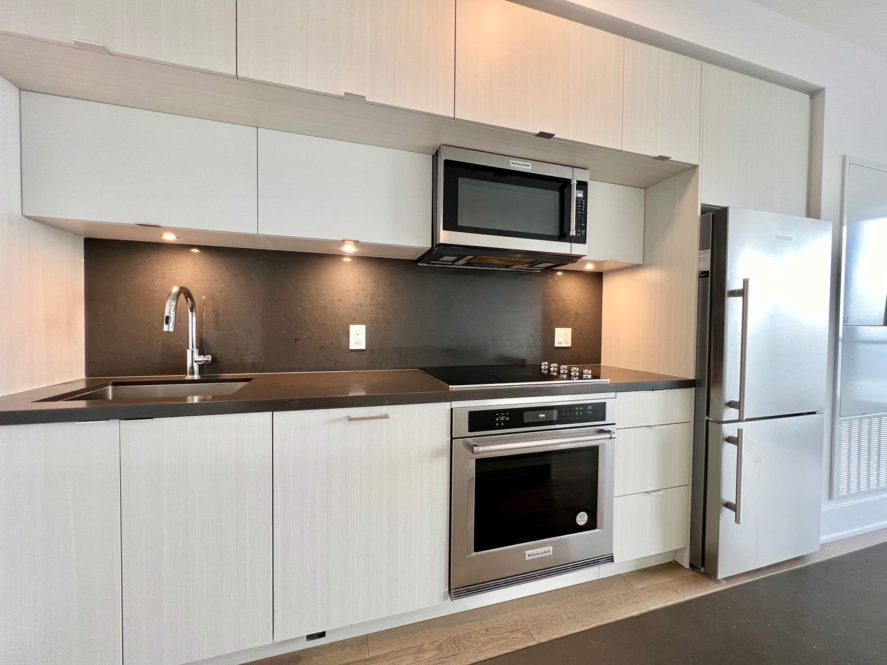 585 Bloor St E #4215