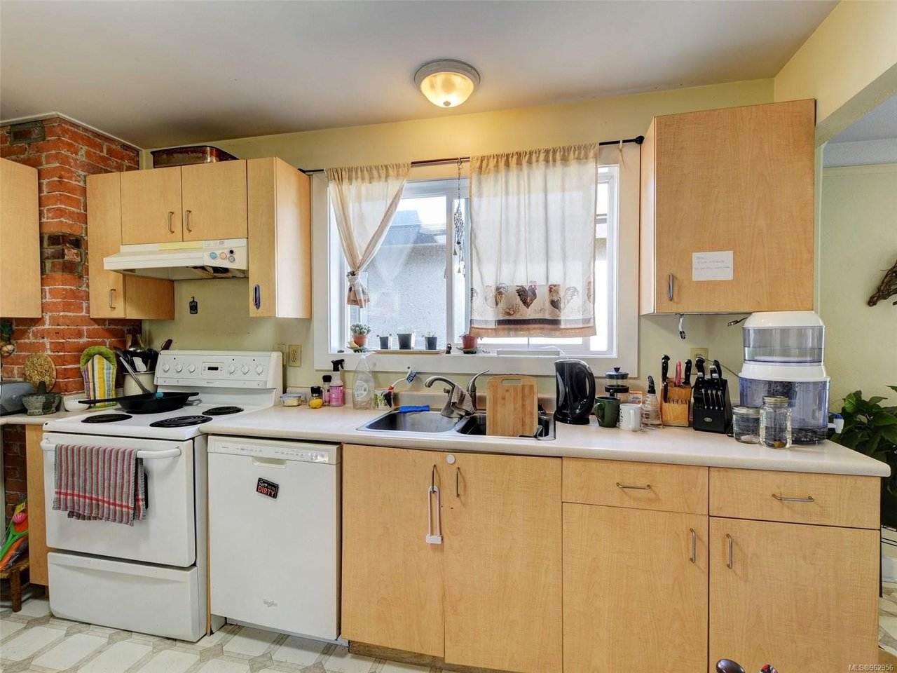 2090 Cadboro Bay Rd