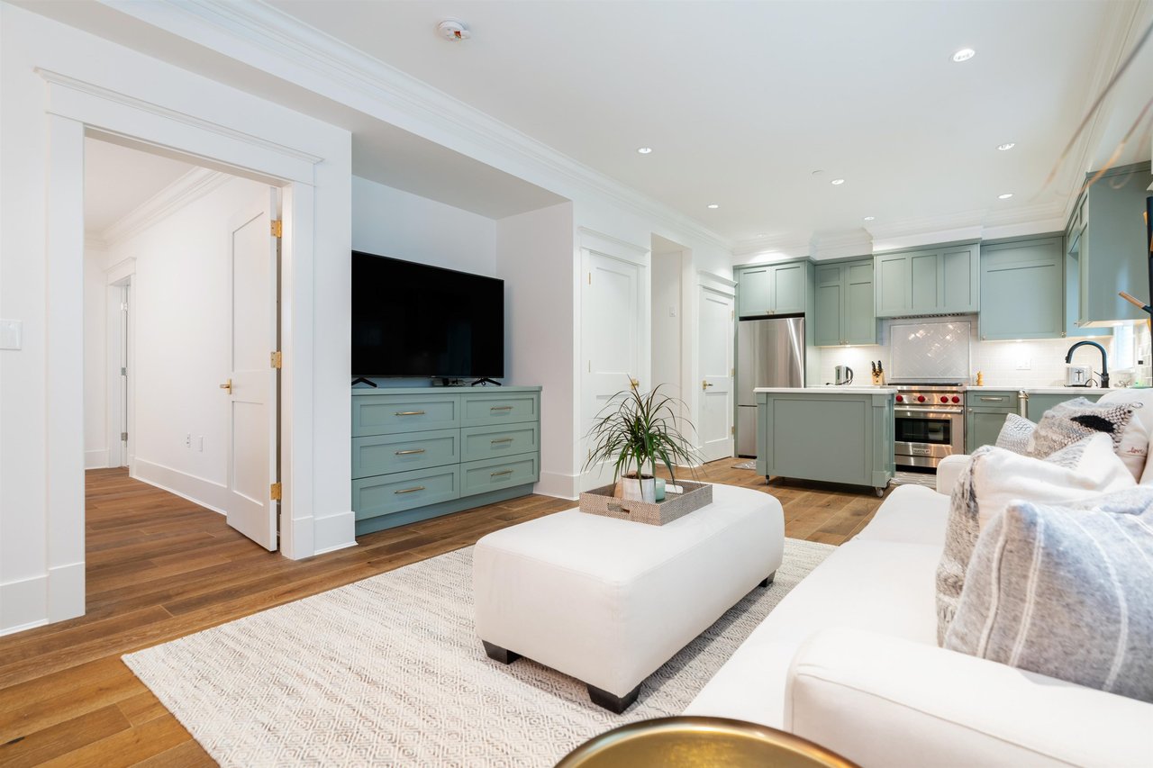 3176 Burrard St
