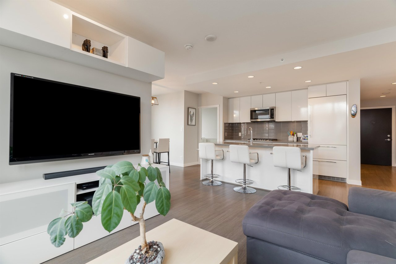 501-3093 Windsor Gate