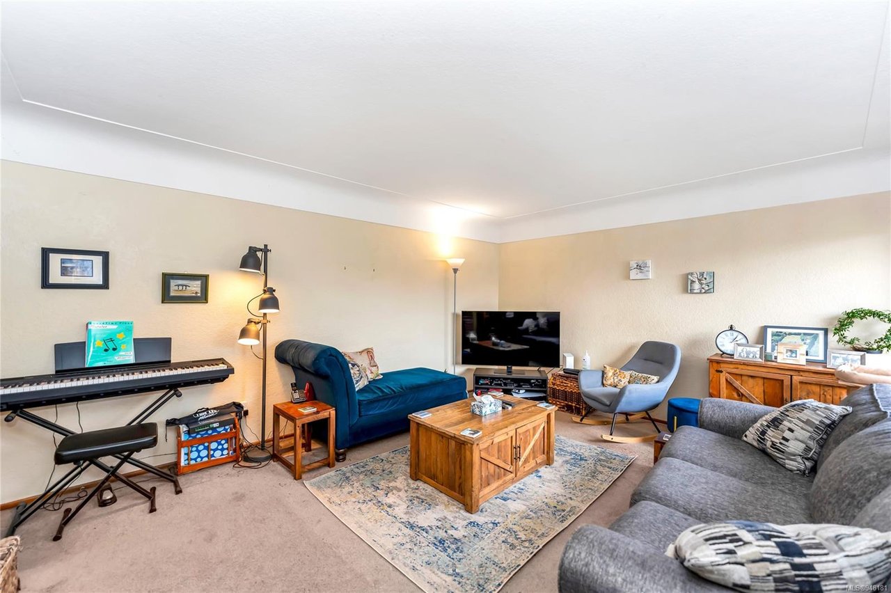 2884 Inez Dr