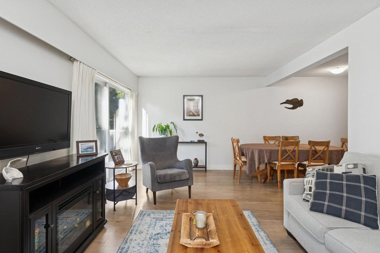 2060 Deep Cove Cres