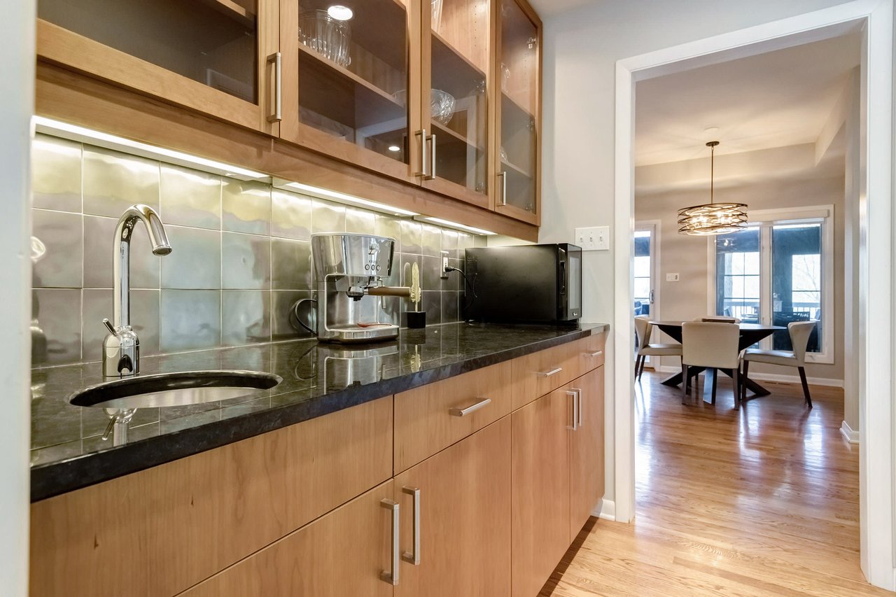 Sophisticated & Stylish in Charming Ladue