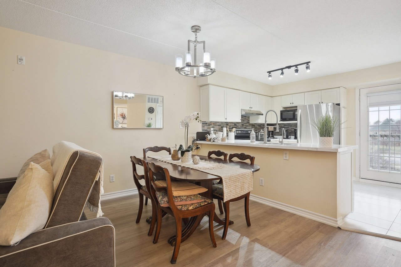 Welcoming 2 bedroom unit in sought after Glen Abbey neighbourhood