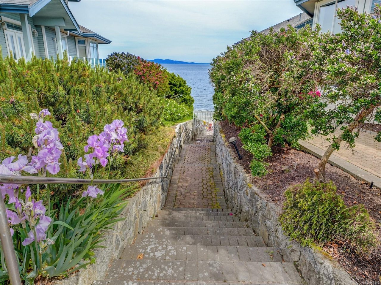 24-5187 Cordova Bay Rd