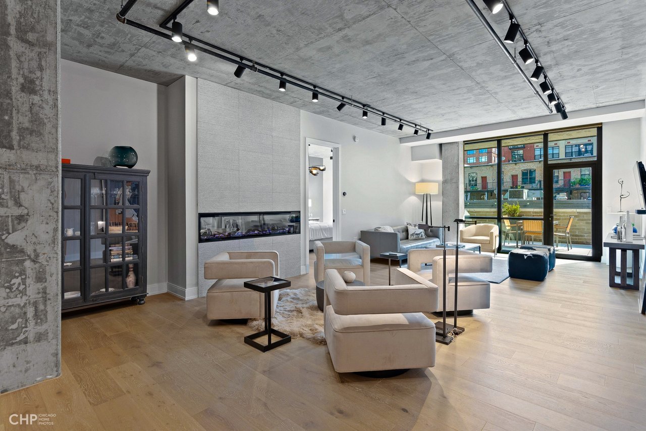 West Loop Luxury: 111 S Peoria St, #210