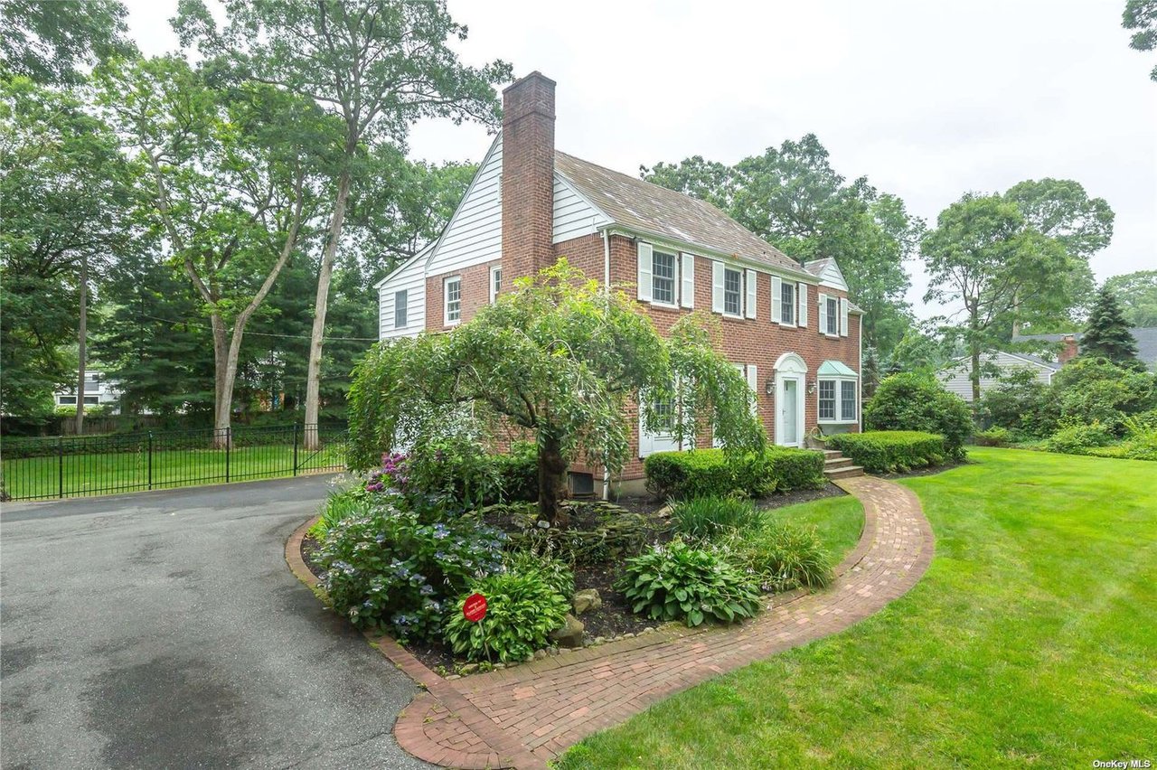30 Colonial Dr, Huntington