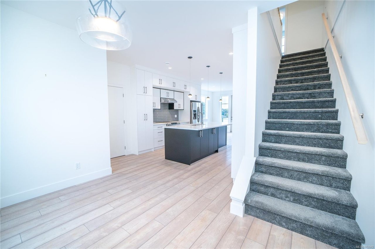 2-1052 Tillicum Rd, Saanich