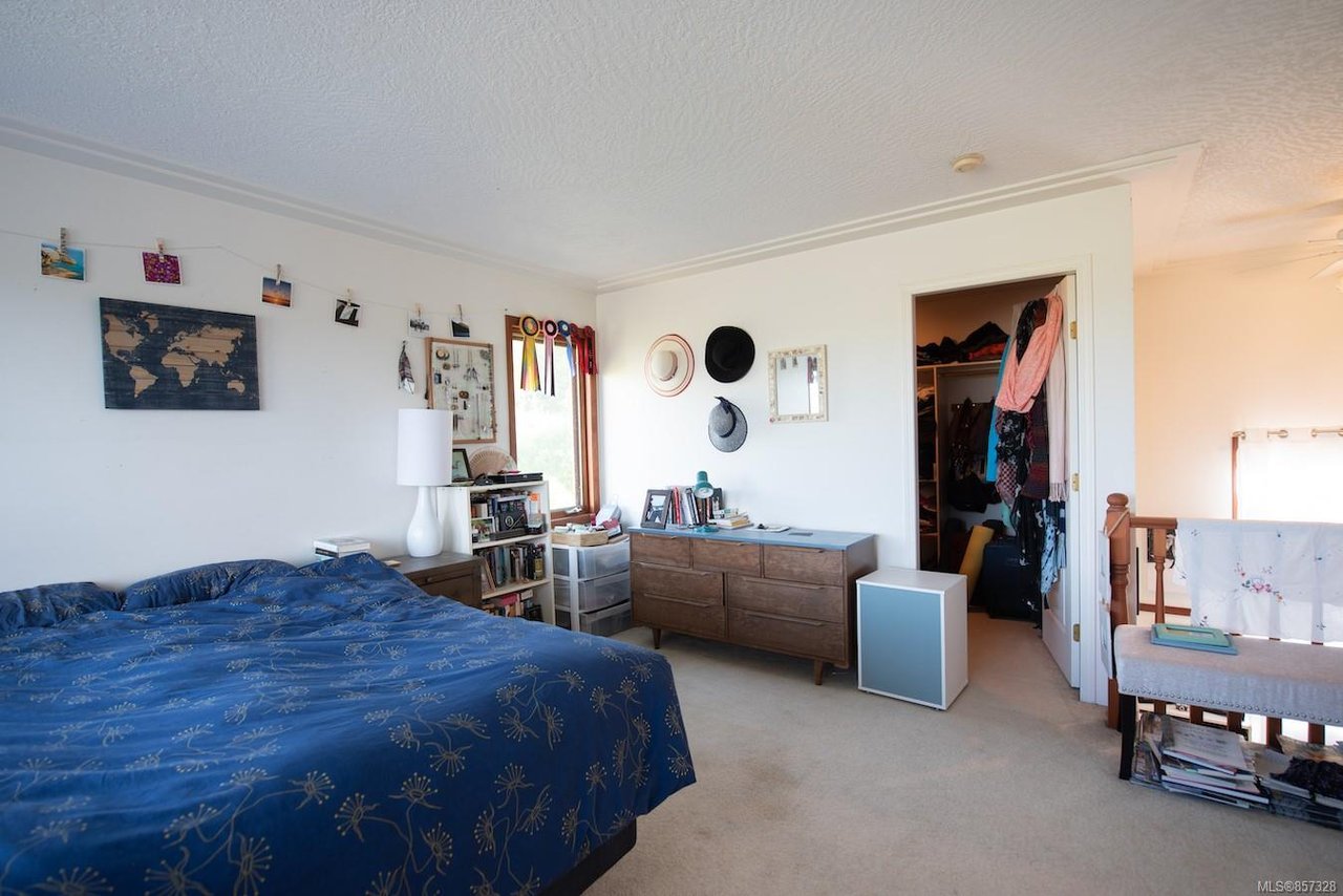 7081 Central Saanich Rd