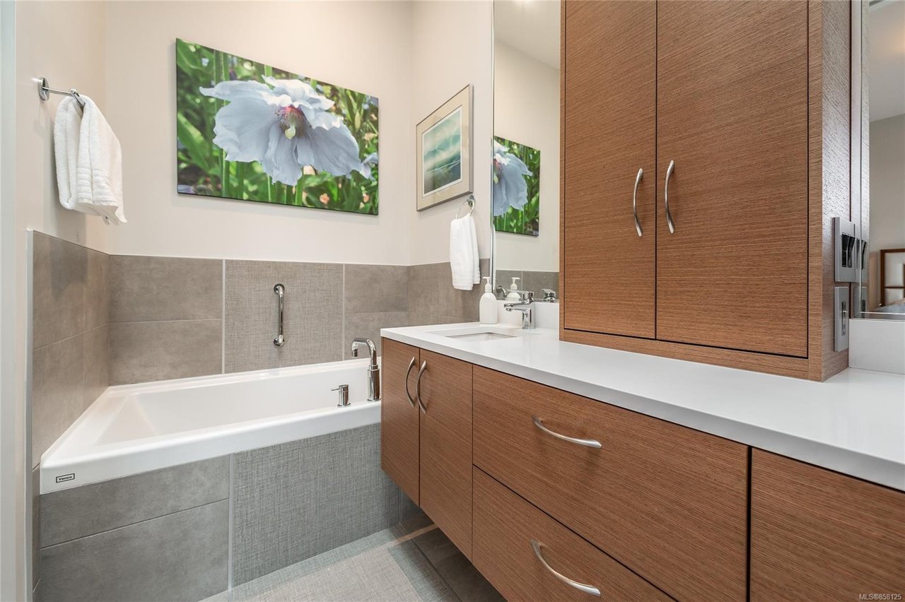 401-1765 Oak Bay Ave