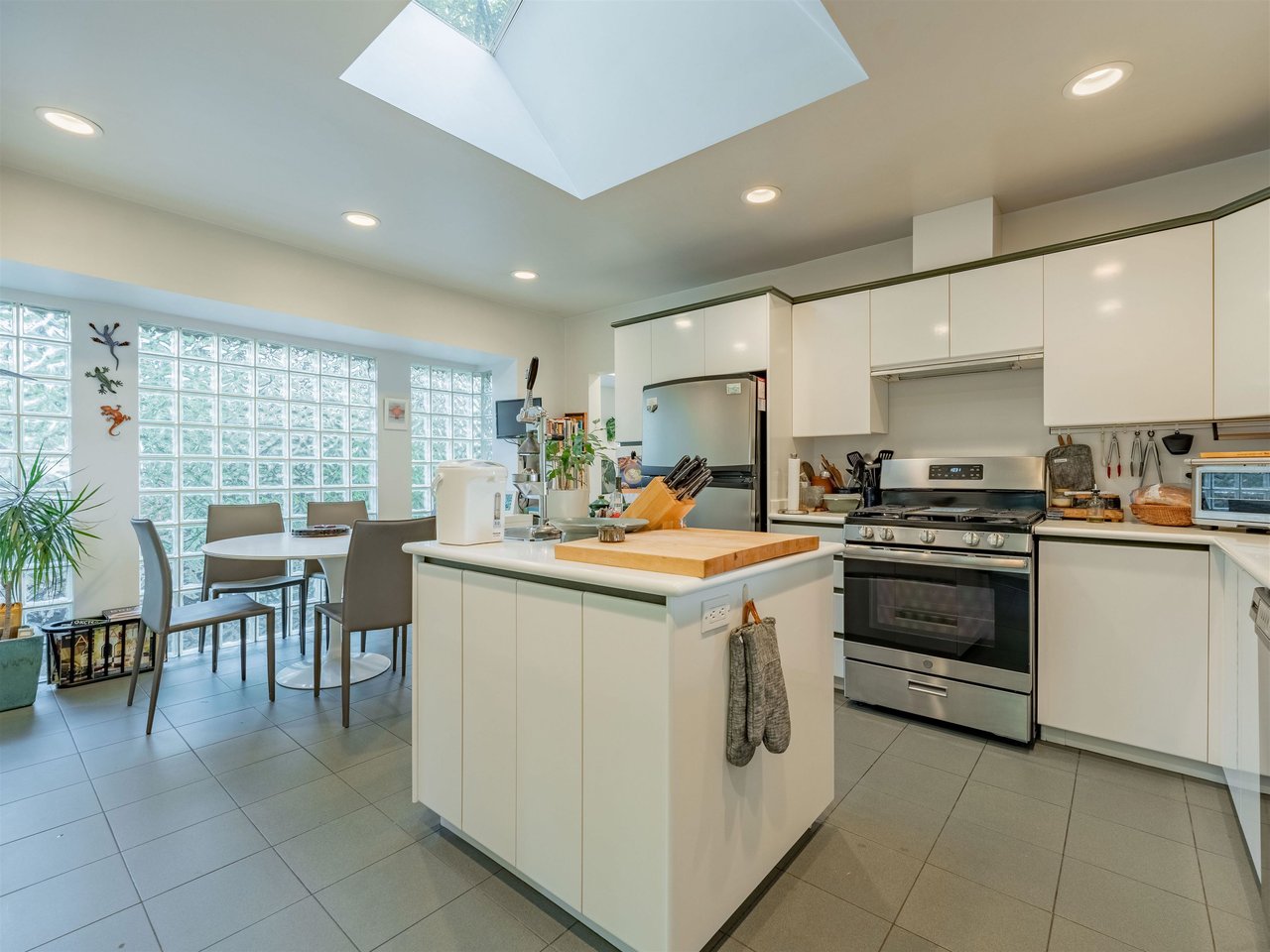 4554 Sunland Pl