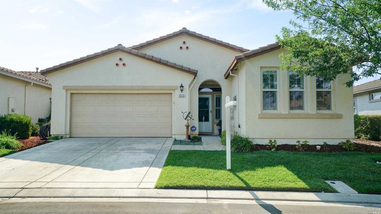 613 Twin Lakes Lane