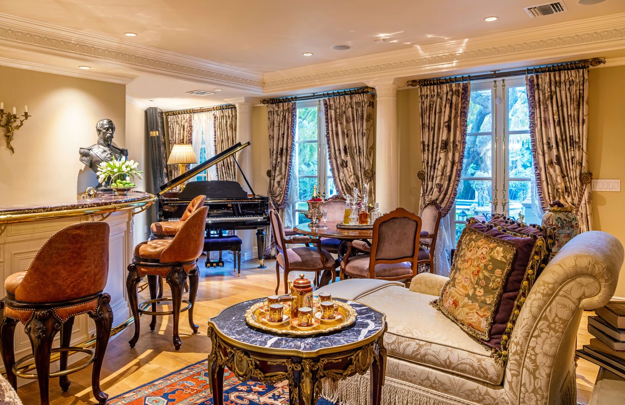 138 N Mapleton Rd, Holmby Hills