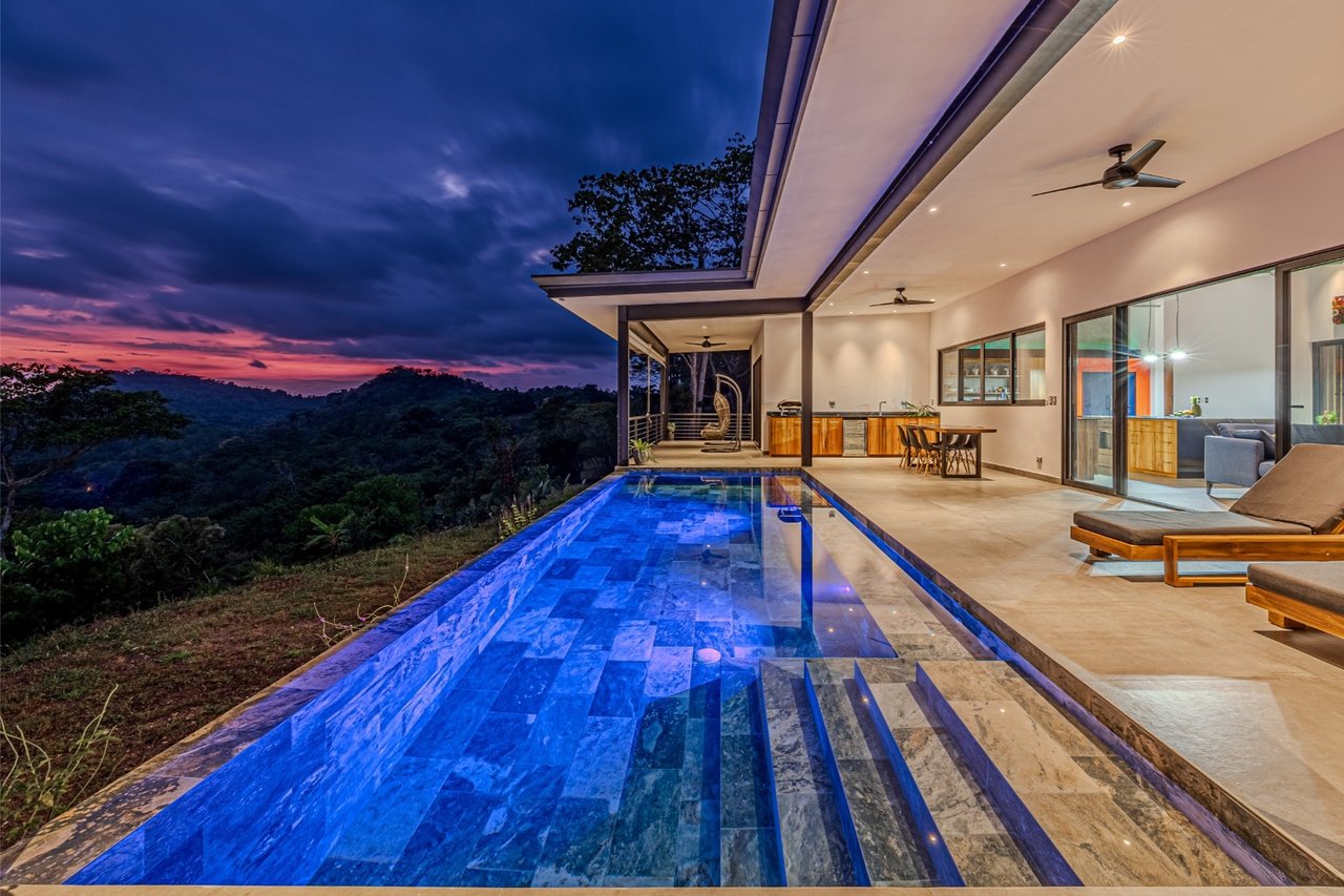 Solar Powered Infinity Pool Home, Ojochal, Puntarenas