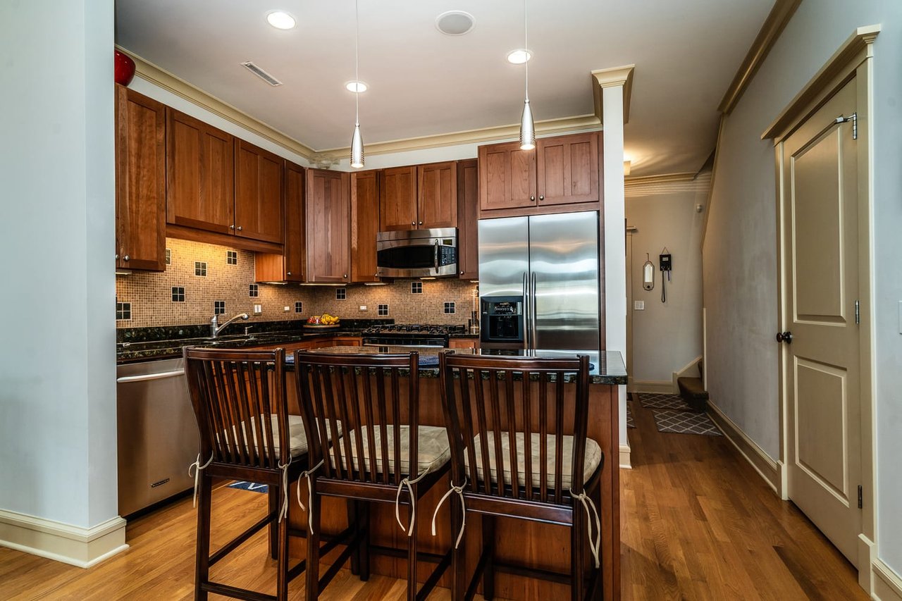 800 W Cornelia Ave, #405