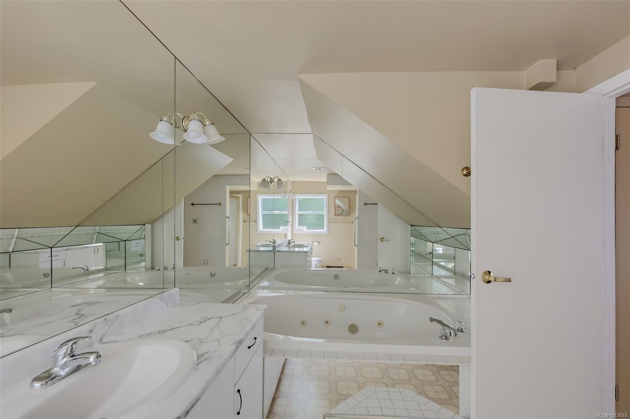 4955 Cordova Bay Rd