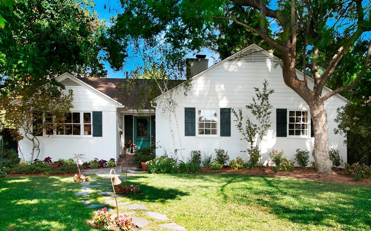 Connecticut Country Home in Sherman Oaks