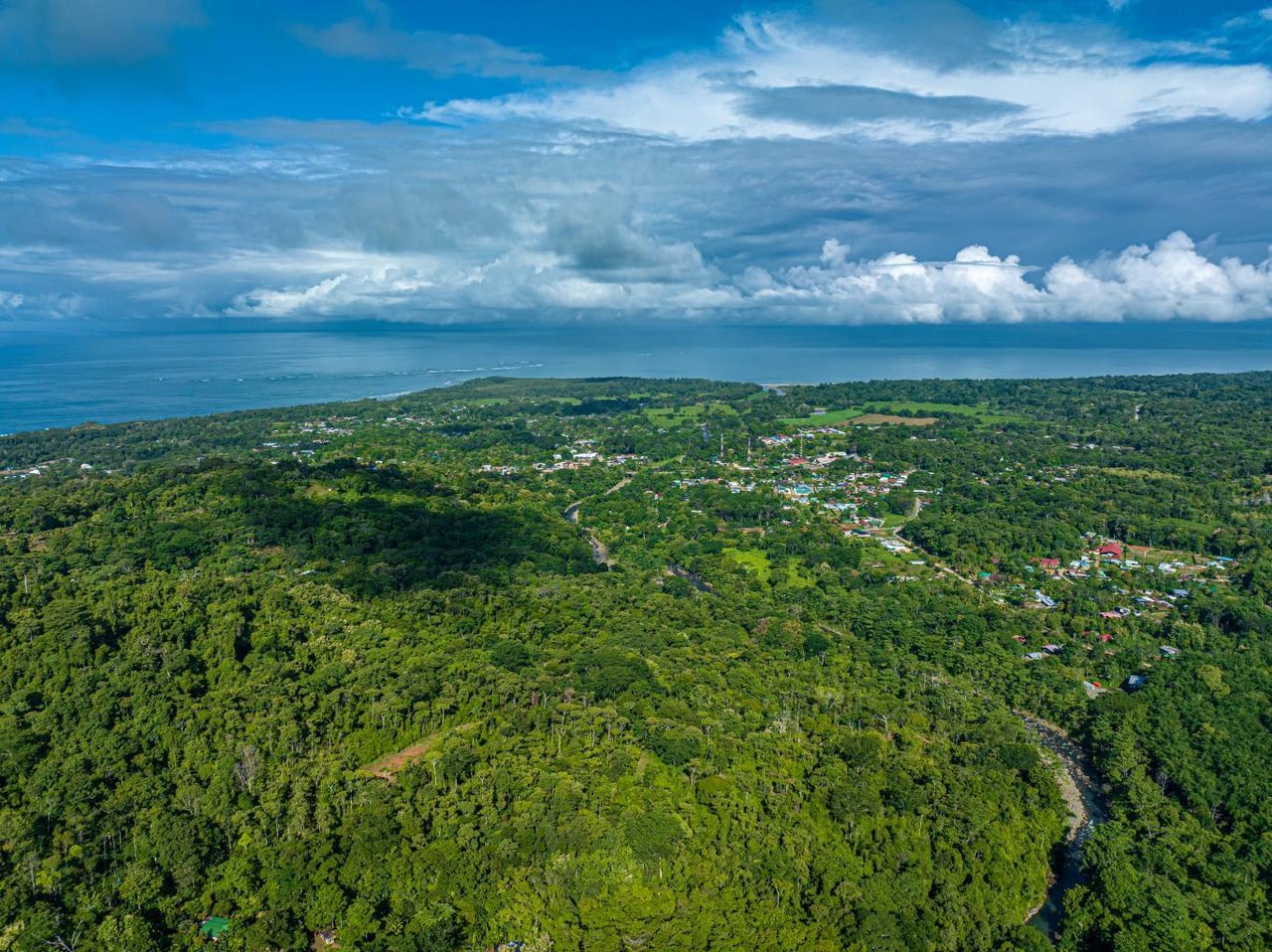 Uvita, Jungle Retreat Center on the Uvita River. Private and 17 Acres