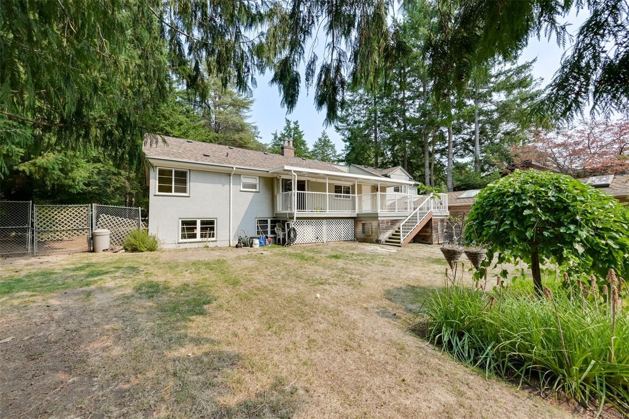 2587 MacDonald Dr
