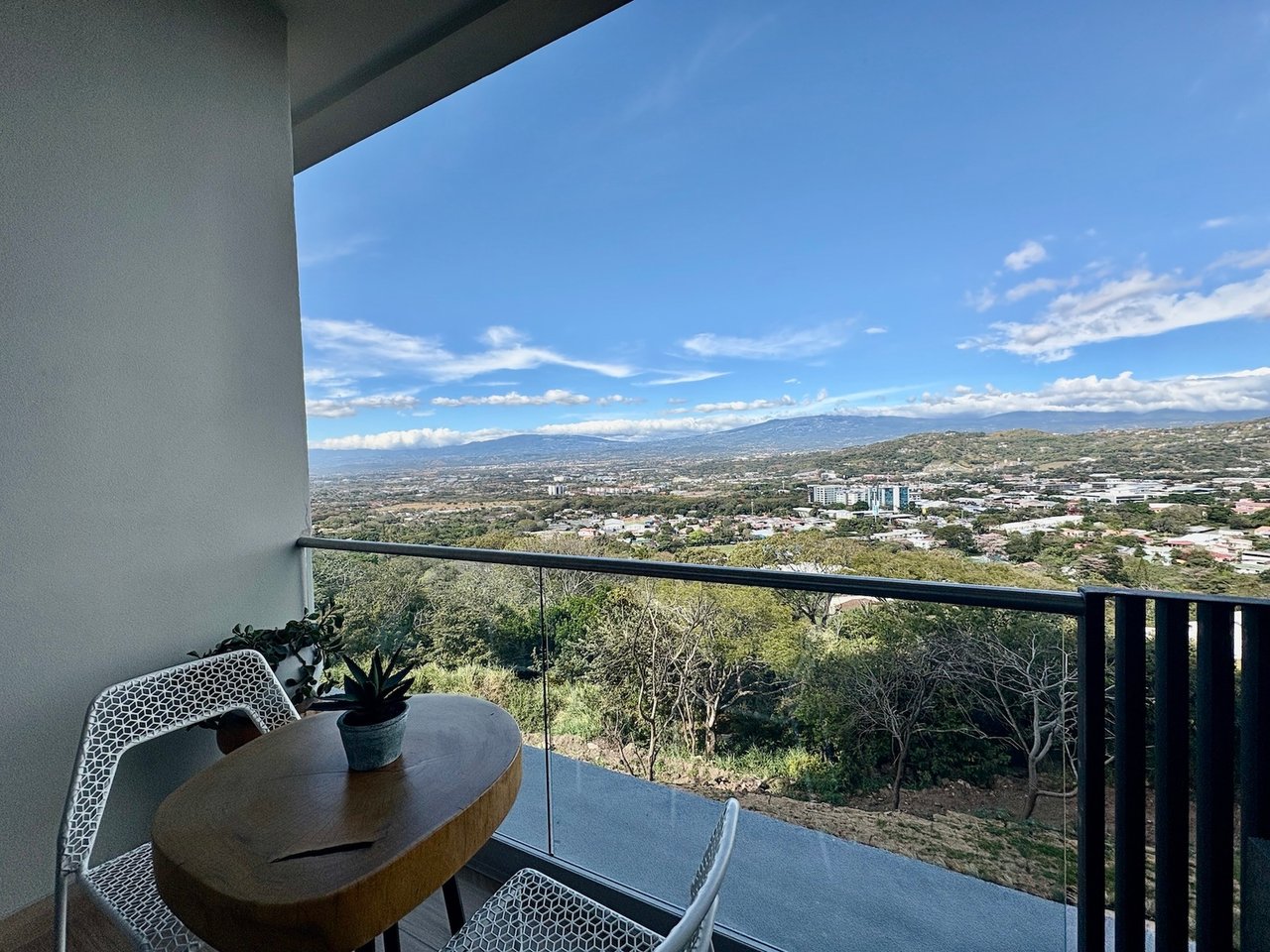Contemporary Mountain View Condo, Santa Ana, San Jose