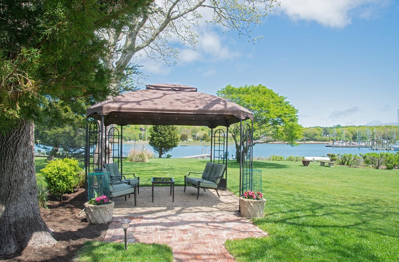 Modern Waterfront with Dock in East Hampton 