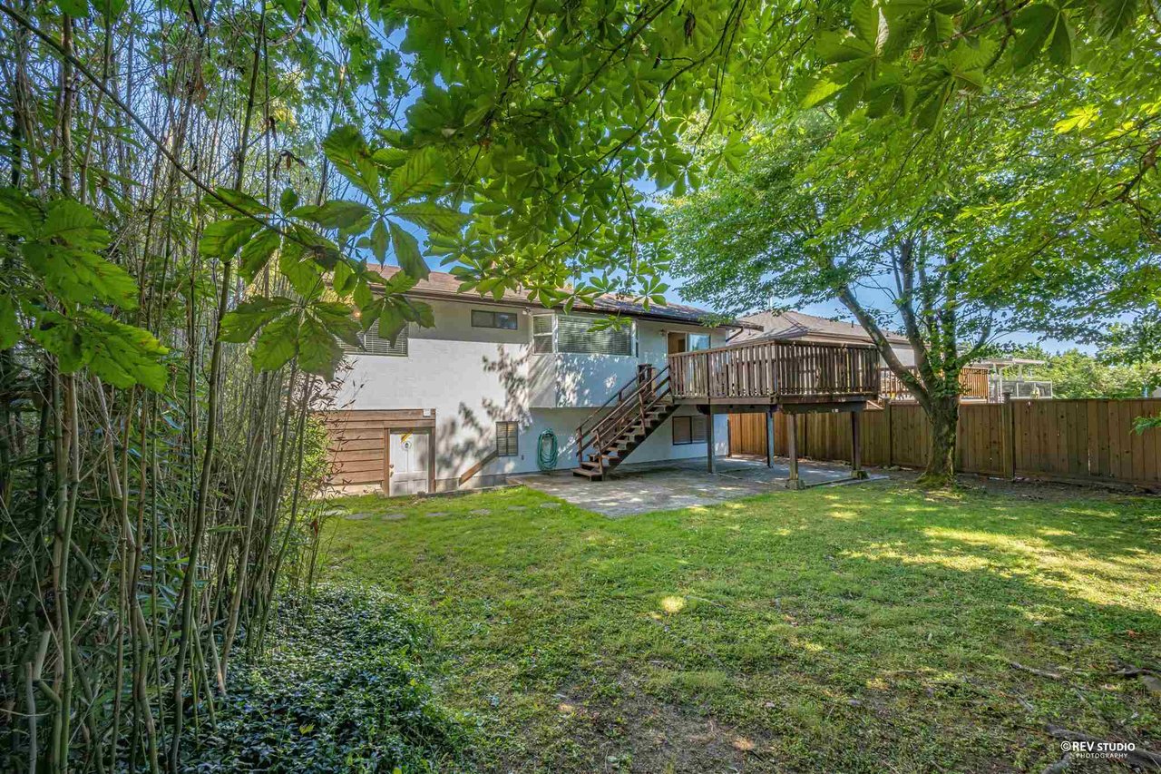 3162 Bute Cres