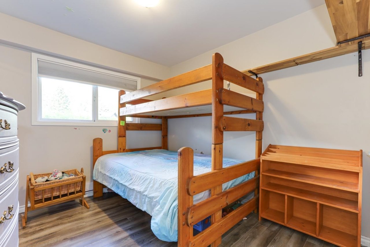 2552 Jura Cres