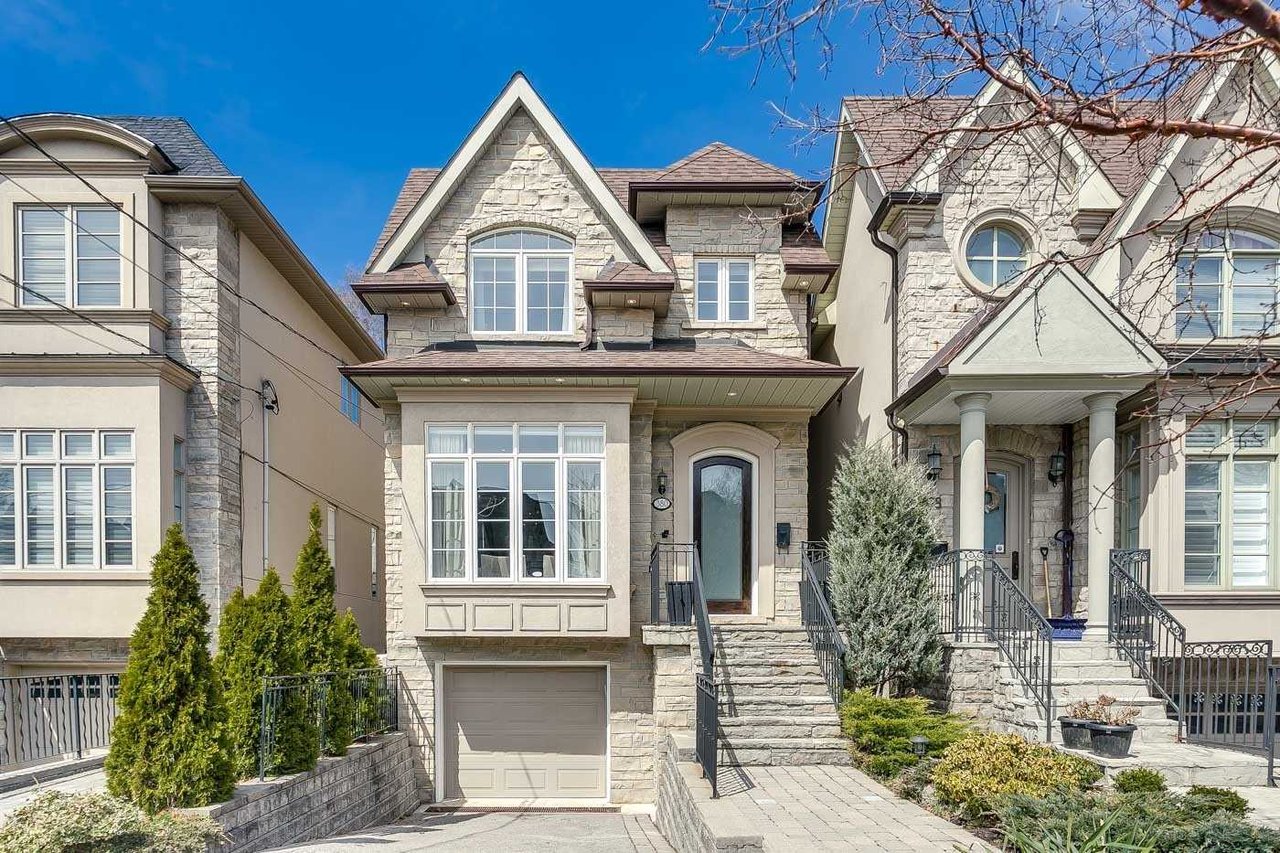 380 Douglas Ave., Toronto, Ontario, M5M 1H4