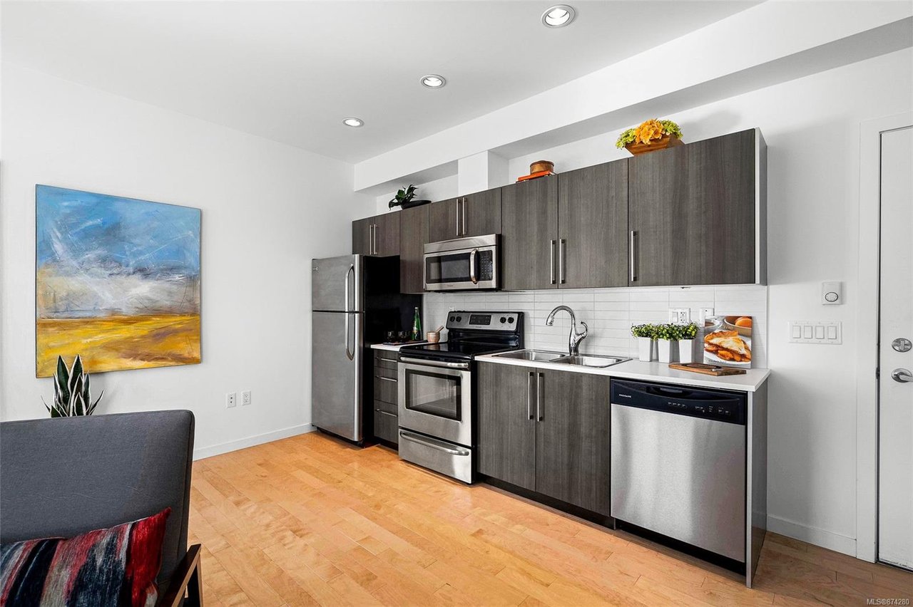 207-4050 Douglas St, Saanich
