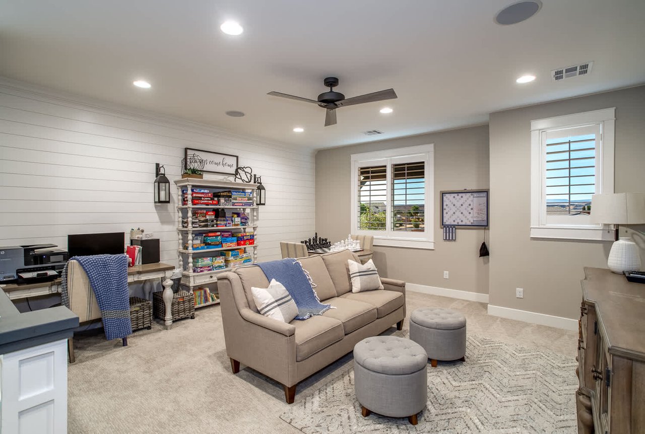 258 W Blue Quartz Dr