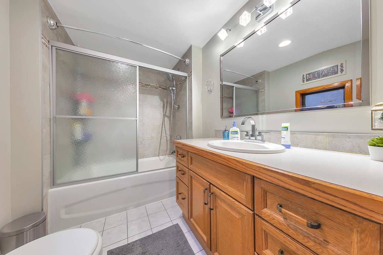 1650 Deep Cove Rd