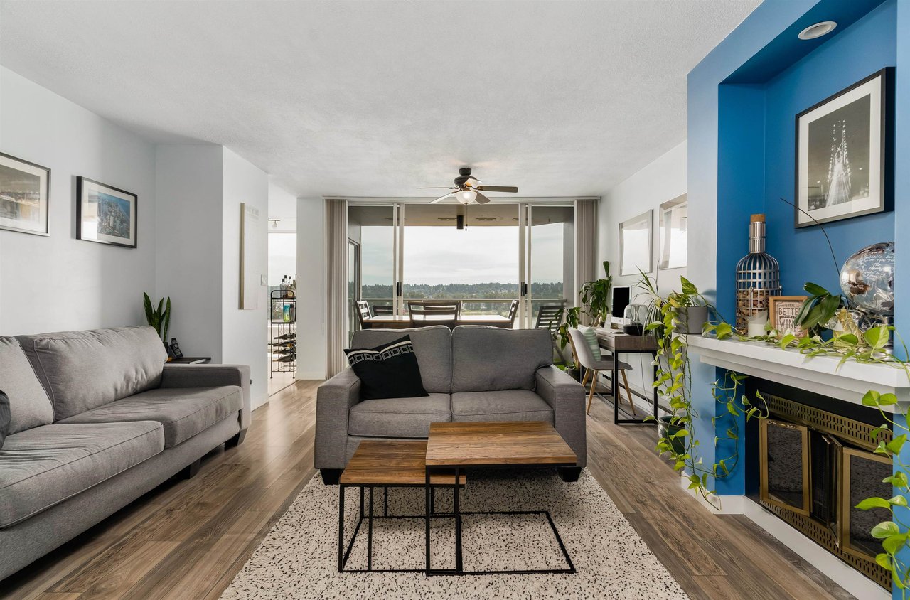 1102-1045 Quayside Dr