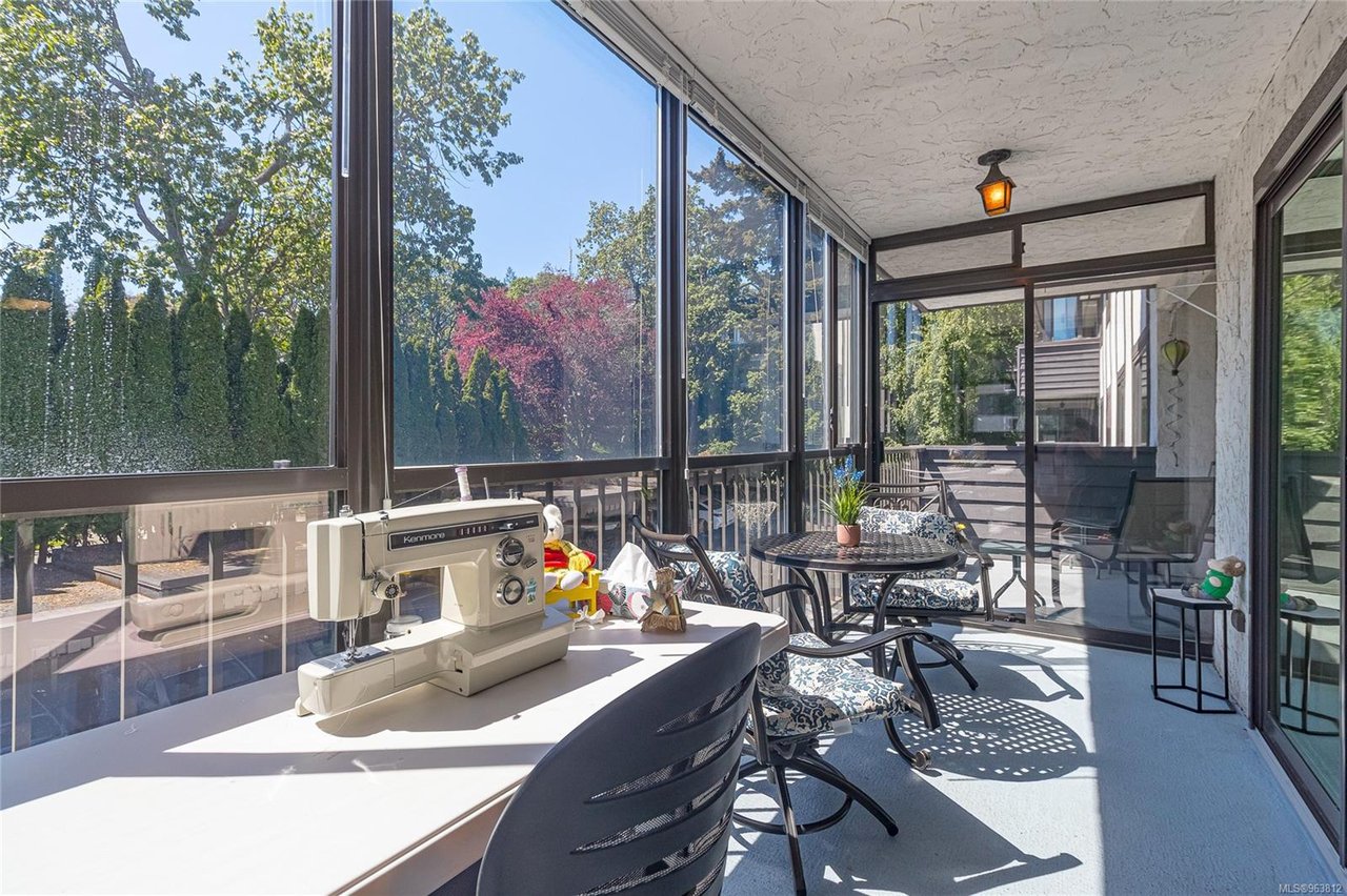 304-1665 Oak Bay Ave