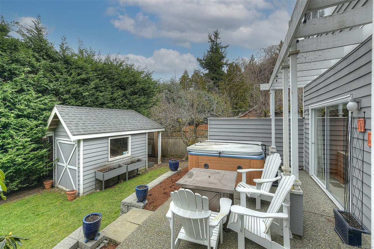 751 Helvetia Cres
