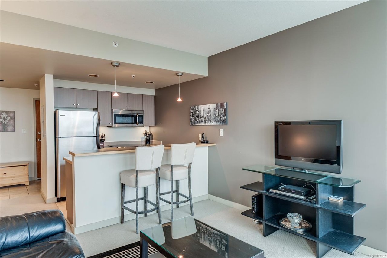 908-732 Cormorant St