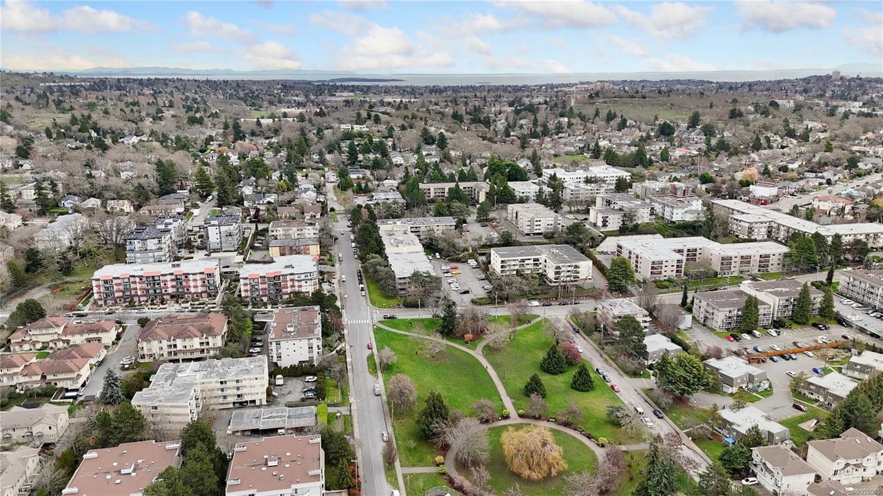 311-1025 Inverness Rd, Saanich