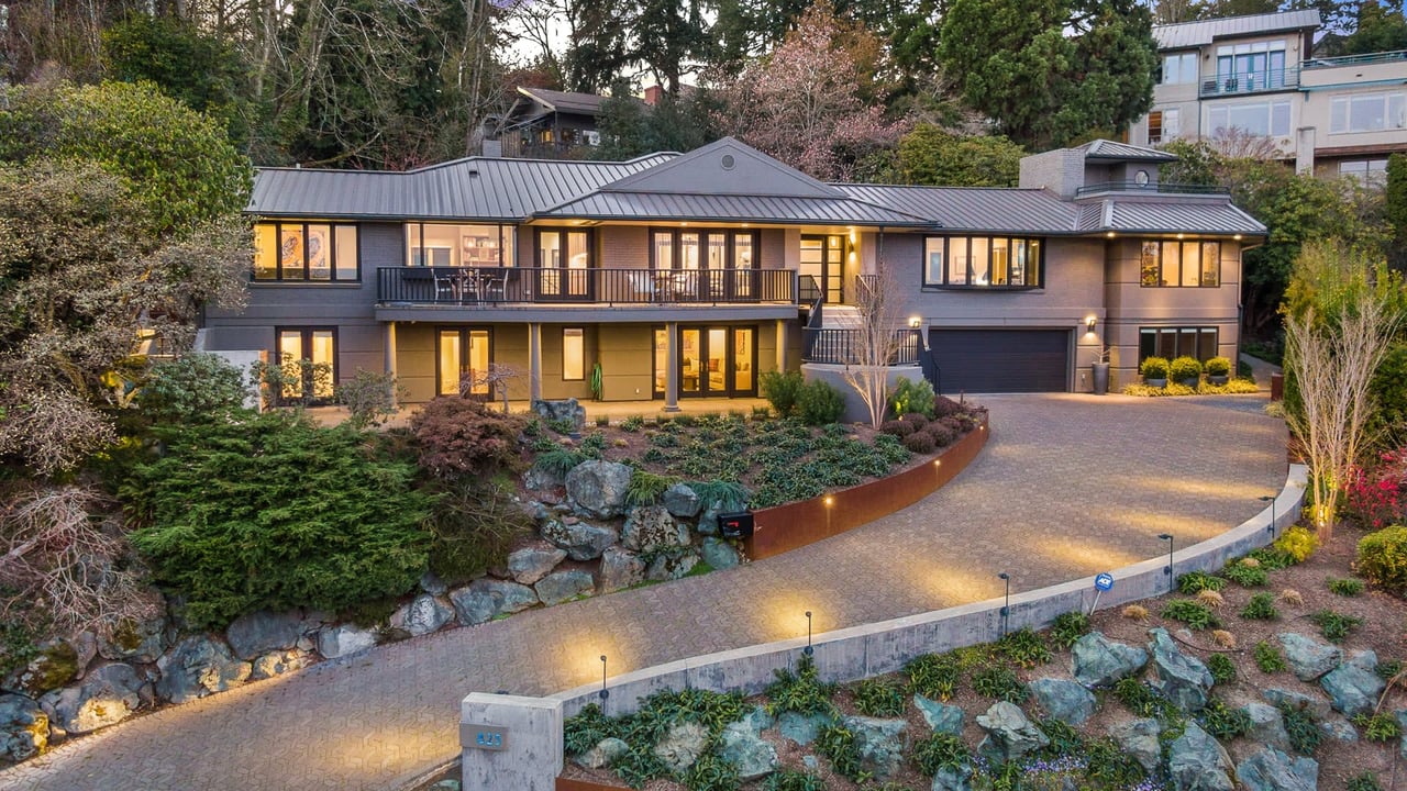 825 Hillside Dr E, Seattle, WA