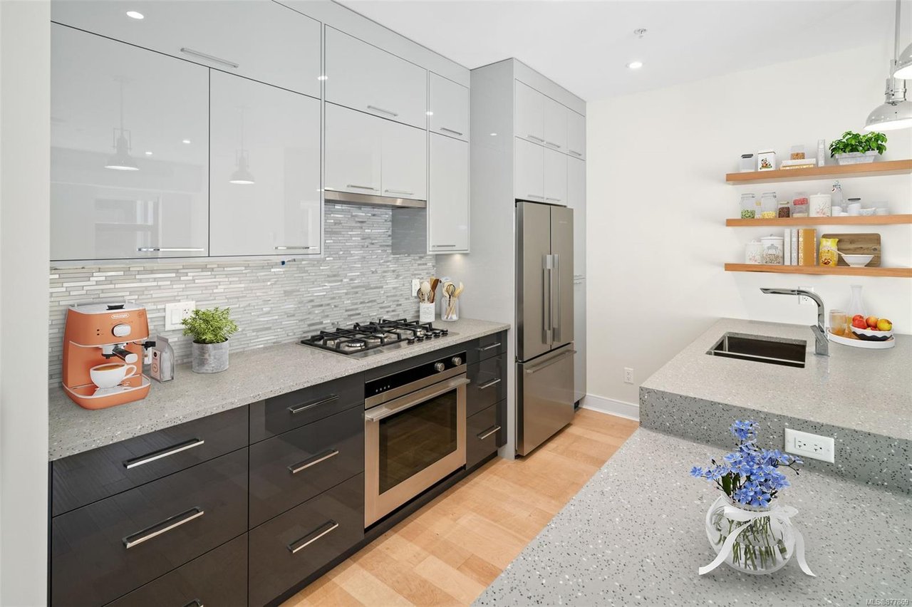 N212-1105 Pandora Ave