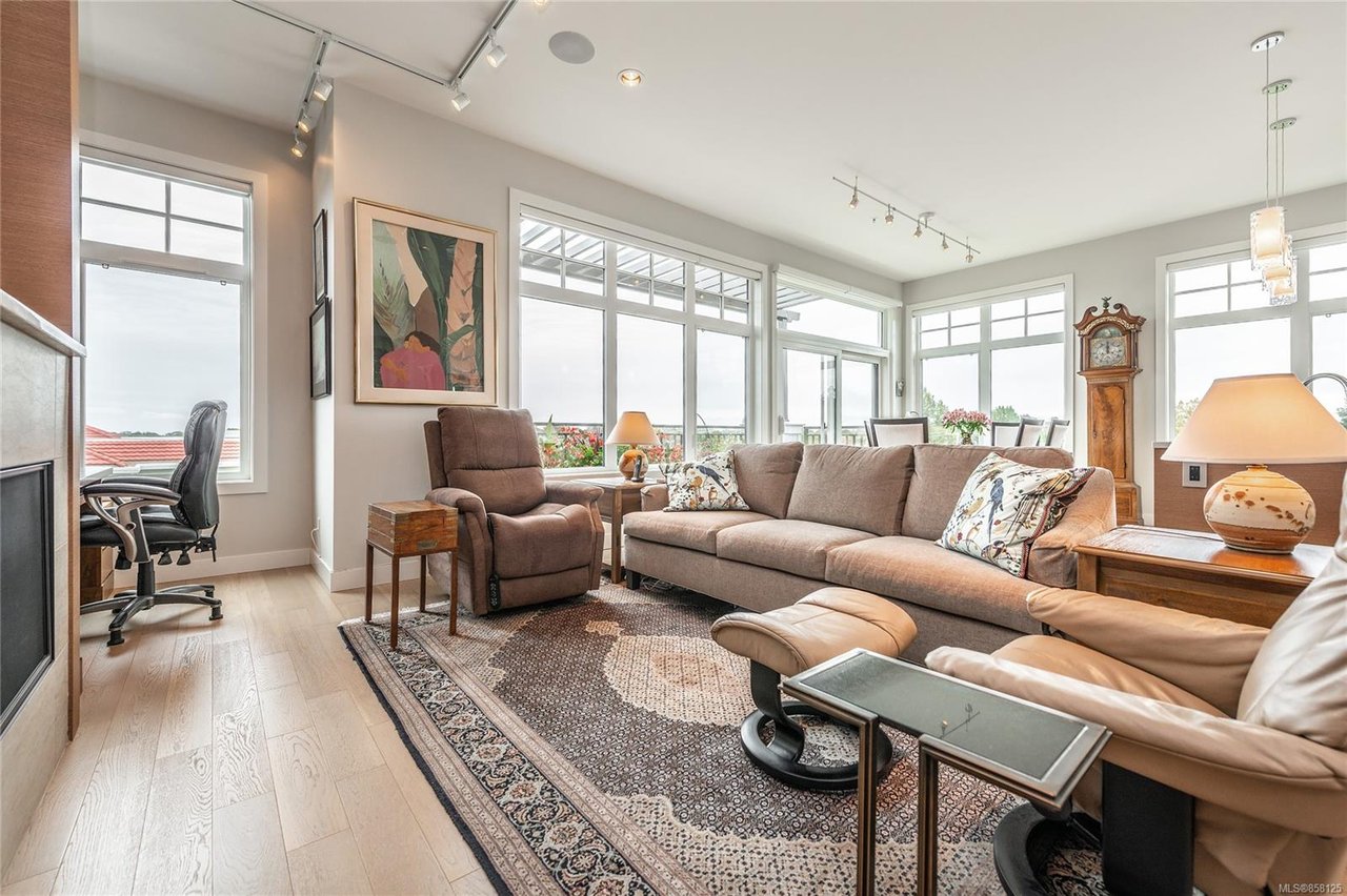 401-1765 Oak Bay Ave