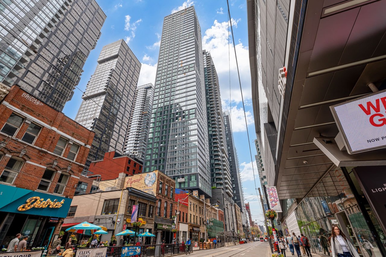 327 King St W Unit: 1101