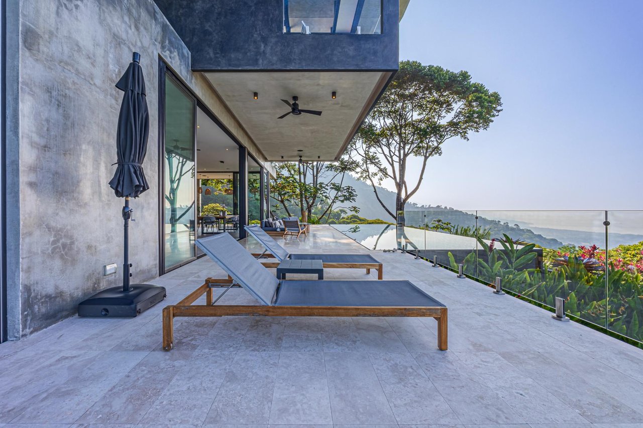 Architectural Whale Tail Villa, Dominical, Puntarenas