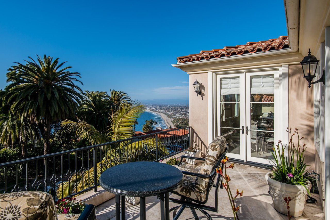 Stunning home with unobstructed Queen's Necklace views 