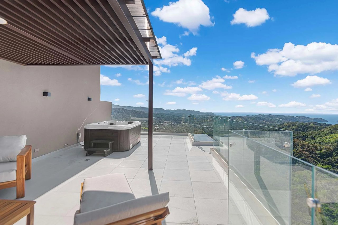 Luxury Oceanview Corner Penthouse, Jaco, Puntarenas