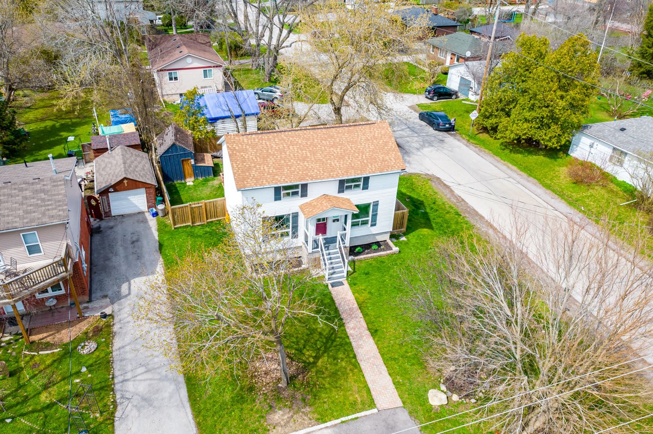 COLONIAL-STYLE HOME OFF LAKE SIMCOE