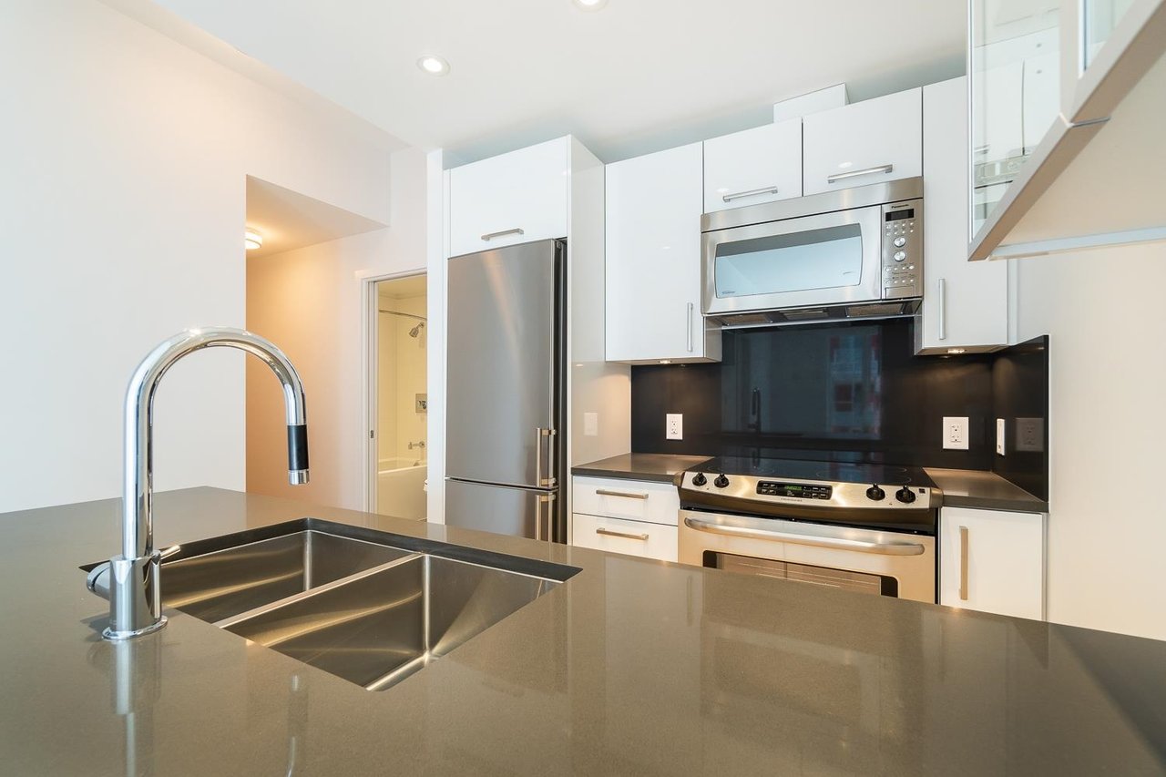 PH9-955 E Hastings St