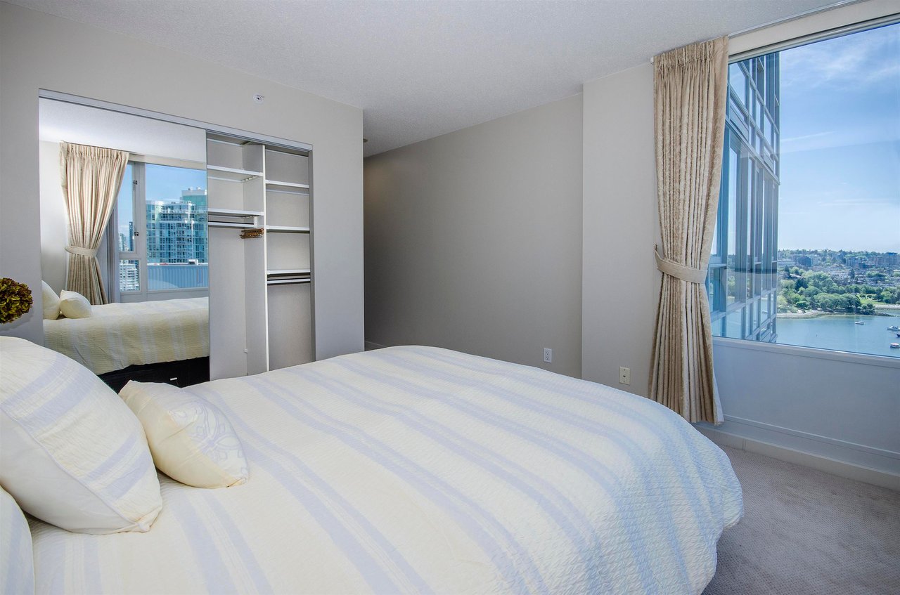 3207-1033 Marinaside Cres