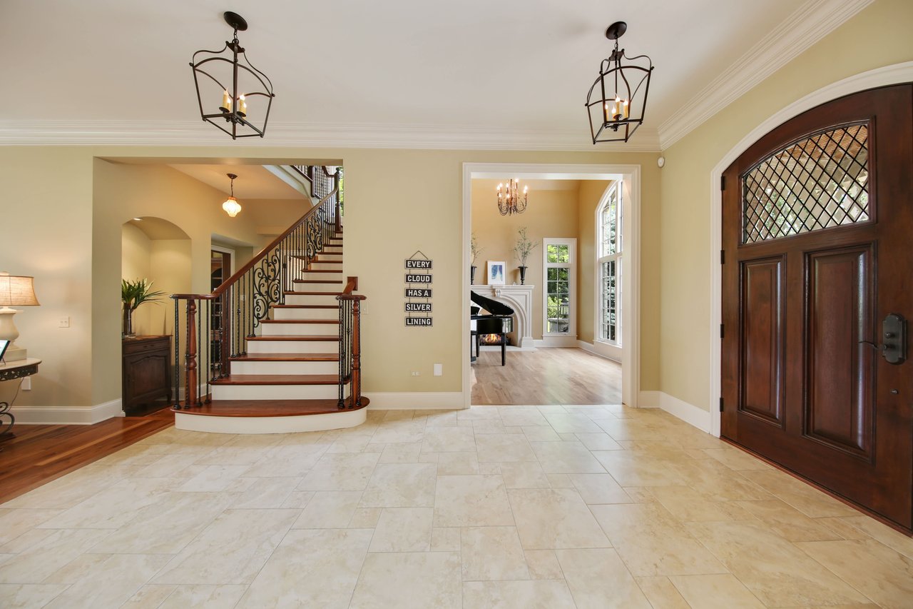 Chic & Elegant Home Near High School