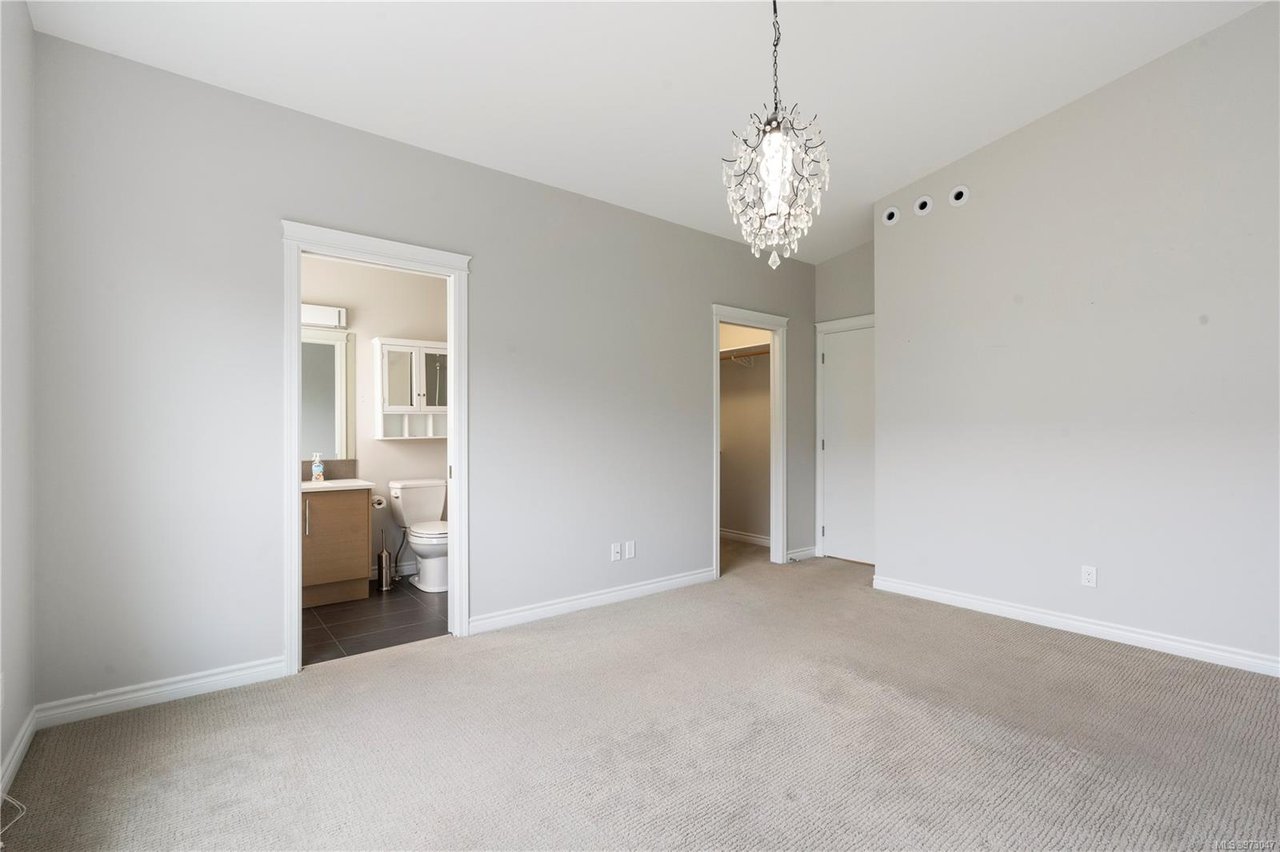 921 Whirlaway Cres