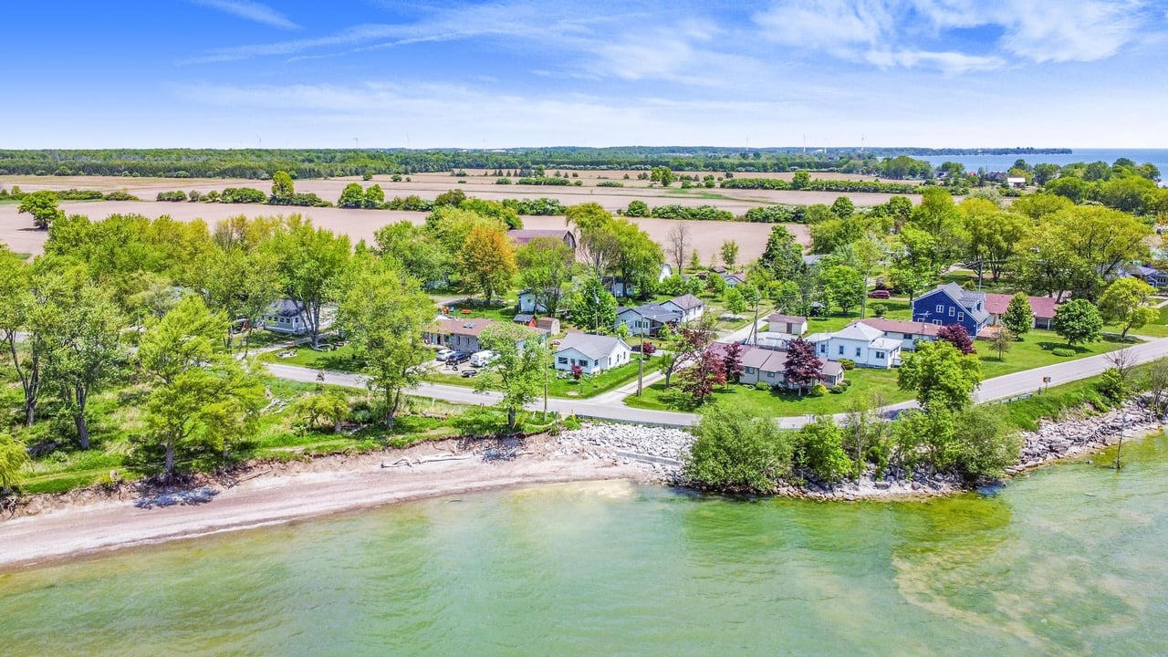 FAMILY LAKE HOUSE