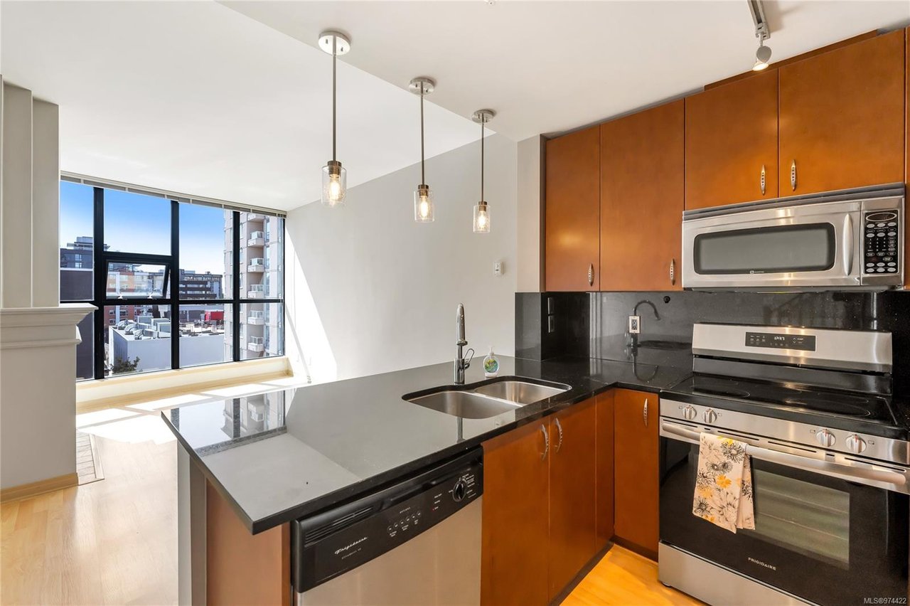 705-860 View St